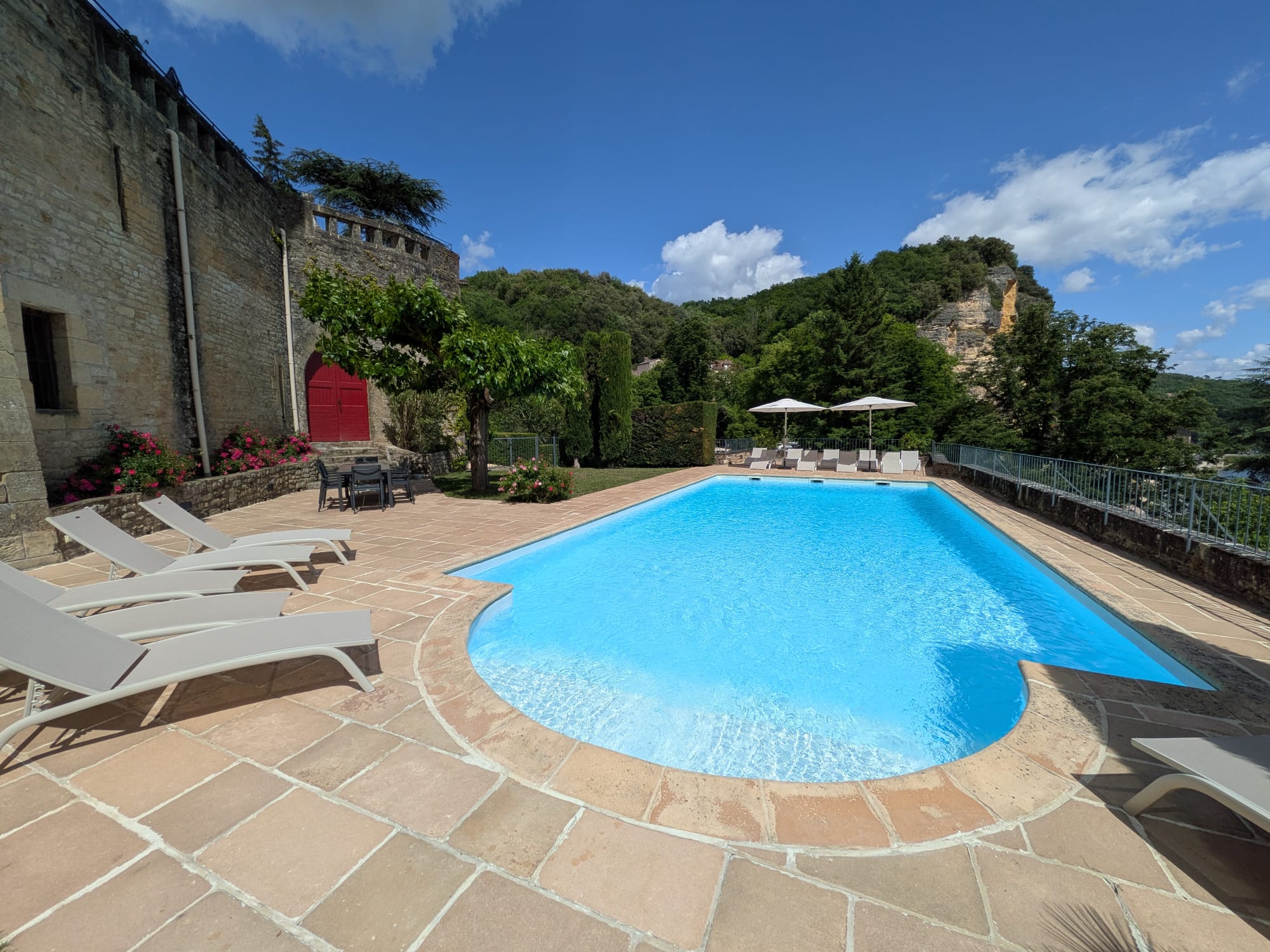 Piscine et Dordogne — vue aérienne