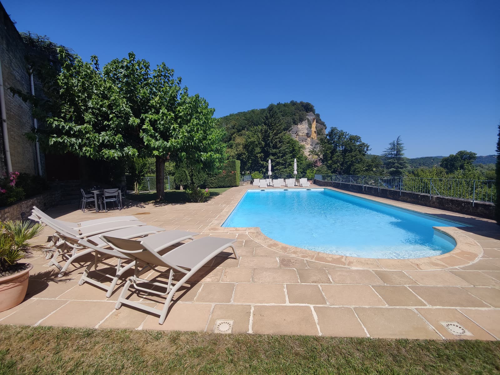 Piscine 12×6 m — Journée ensoleillée, vue sur les falaises