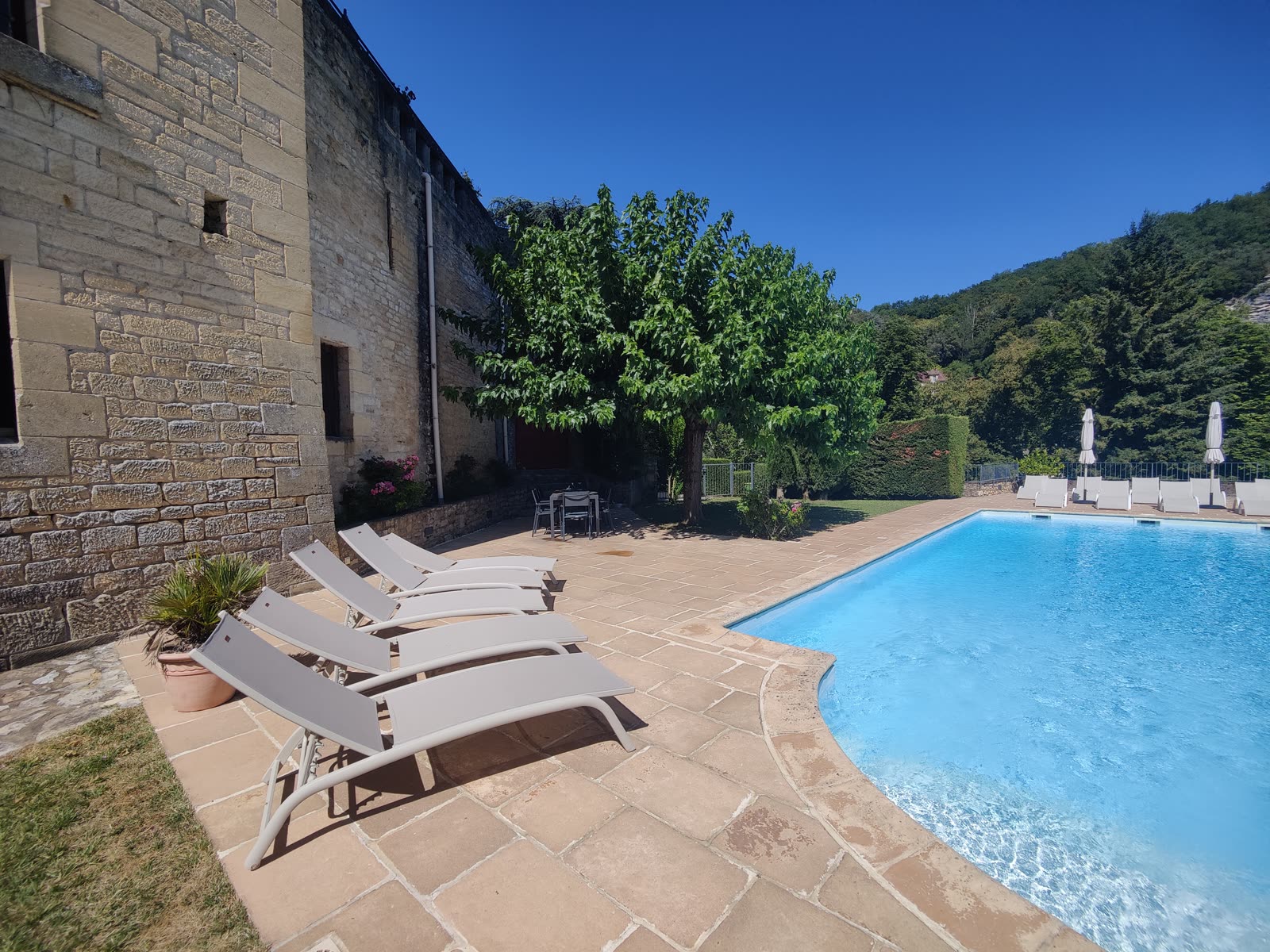 Piscine — Transats et vue sur le château